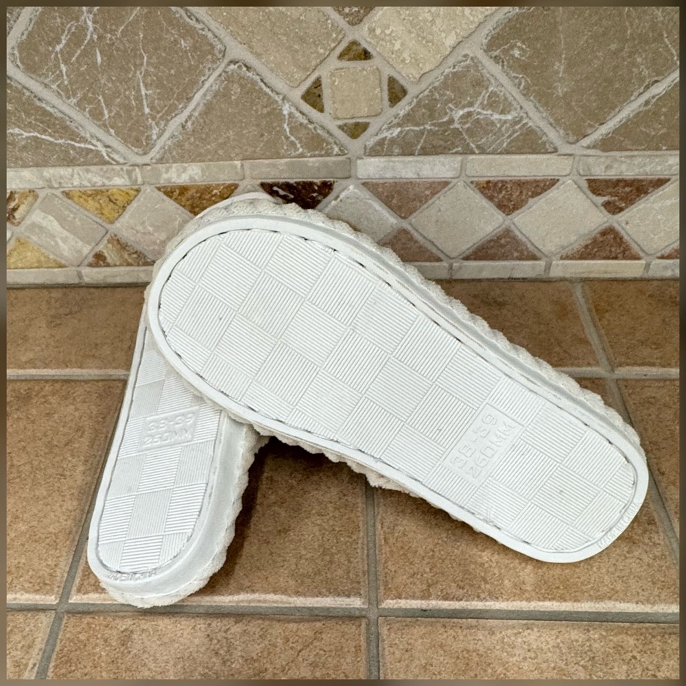 🆕🌟Slippers🌟 - Picture 8 of 10